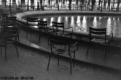 Palais Royal - chaises la nuit