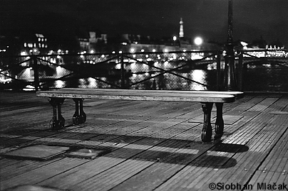 Pont des Arts - un banc la nuit