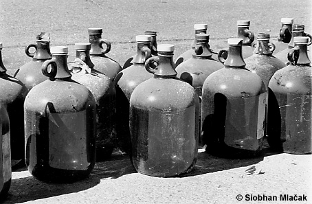 Avenue Coloniale - bottles