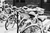 Vélos sous la neige à Montmartre