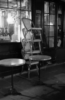 Place Dauphine - chaises et table