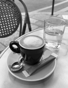 Noisette et verre d'eau