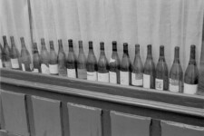 Buttes aux Cailles - bouteilles en vitrine - 2