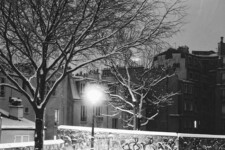 Montmartre la nuit sous la neige