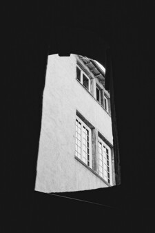 A travers d'une fenêtre