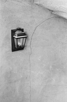 Traboules de Lyon - lampe et fissure